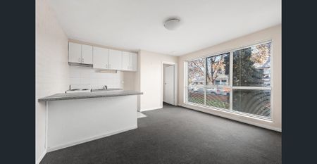 One bedroom apartment in beautiful tree lined street! - Photo 4