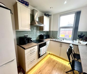 1 bedroom in a flat share to rent - Photo 2