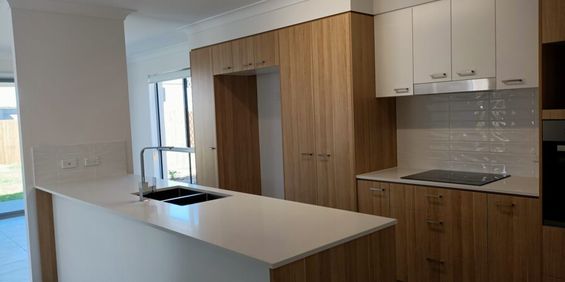 Stylish Family Home in a Peaceful Cul-de-Sac! - Photo 3