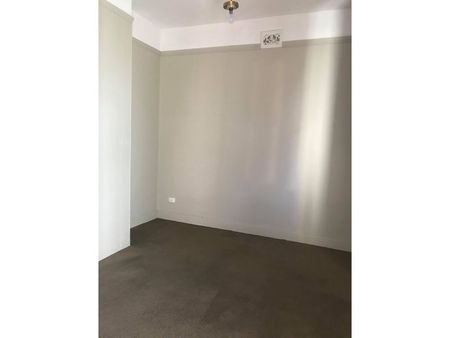 Neat & Tidy 2-3 Bedroom Home - Photo 4