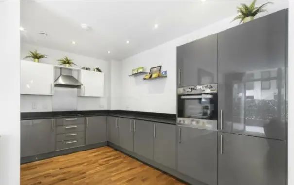 3 bedroom maisonette in London - Photo 1