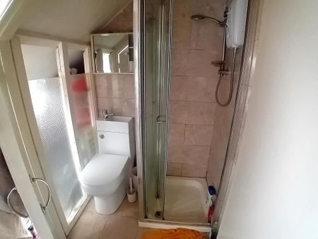 1 bedroom in a house share to rent - Photo 5