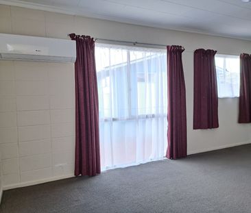 Sunny, Spacious & Super Convenient Two Bedroom in Wallaceville - Photo 2