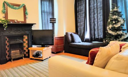 🏥 10 Min Walk to Salford Royal | 5-Bed Houseshare - Photo 4