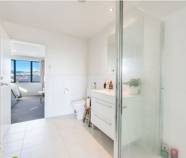 Immaculate 3 bedroom townhouse with garage! - Photo 4