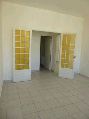 Appartement 3 pièces 58m2 MARSEILLE 6EME 738 euros - Photo 2