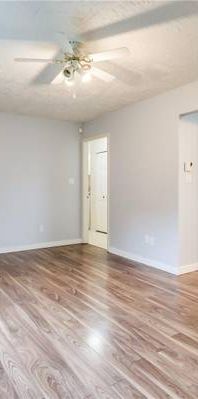 1 BRs / 1 WR 800 Sqft lower suite - Photo 1