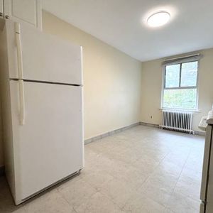 2696 LAKE SHORE BLVD. W. 13 - BRIGHT 2BR/1BATH, LAUNDRY, STEPS TO TTC - Photo 2