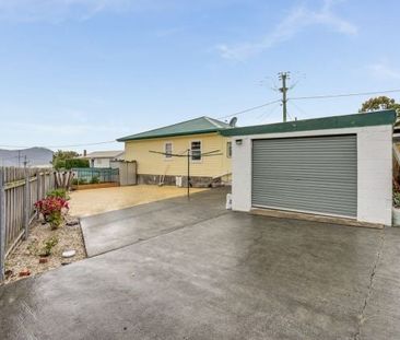 Spacious family home with outdoor undercover entertainment area - Photo 1