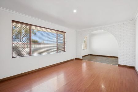 Spacious 5-Bedroom Family Home in Prime Location - Photo 2