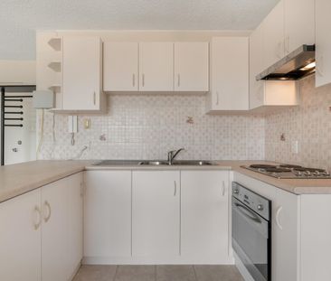 Stylish South Perth Apartment with Resort-Style Facilities - Photo 4