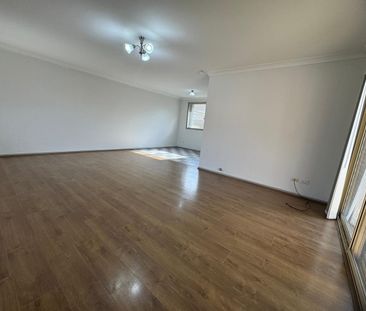 Spacious & Cozy 3-Bedroom Townhouse in Prime Merrylands! - Photo 1