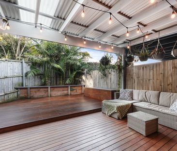 Inviting Entertainer + Walk-to-the-village Convenience - Photo 2