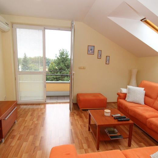 BRANDreal – 2 iz. byt s klimatizáciou a parkingom, 80 m², Banka - Fotografia 1