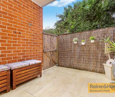 Spacious Two Bedroom Apartment In Prime Location! - Photo 2