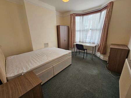 4 Bed Student Accommodation - Photo 2