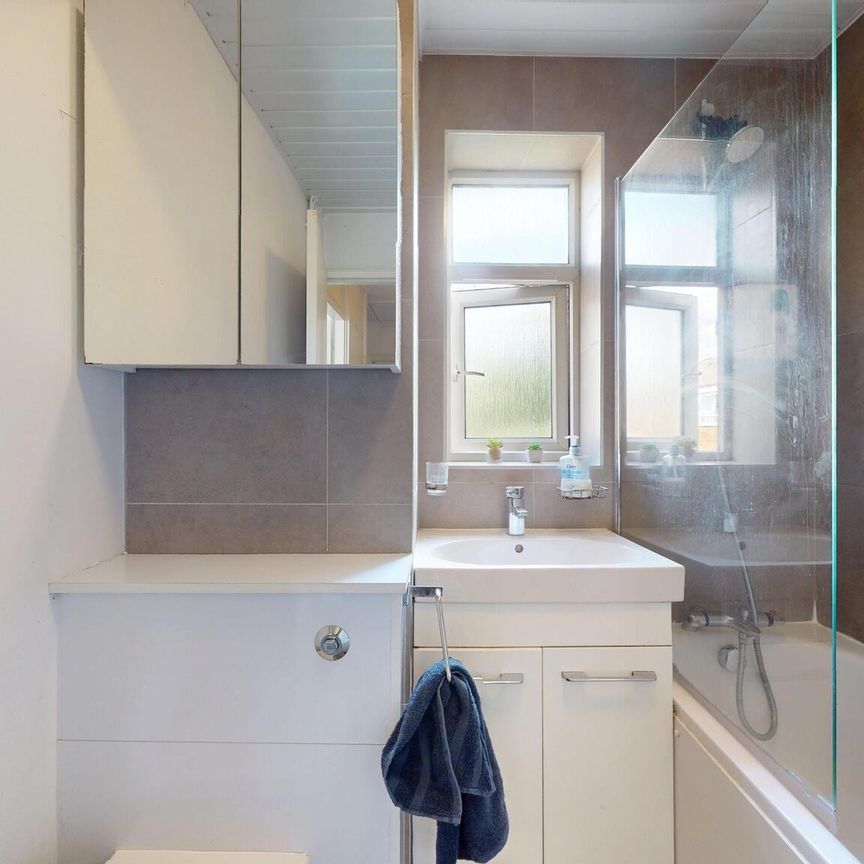 18 Hind Grove – Room 2 - Photo 1
