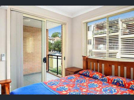 Stunning Light Filled Apartment - Photo 5