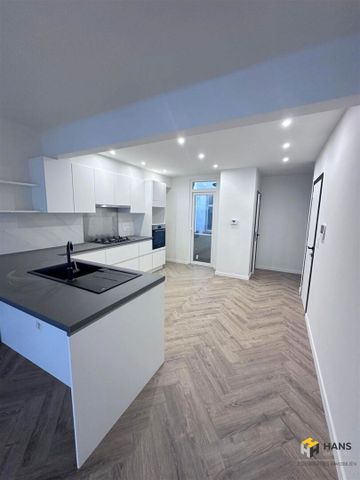 Gerenoveerd appartement ( 115m² ) met 2 slaapkamers, bureau en terras vlakbij het Centraal station van Antwerpen. - Photo 3