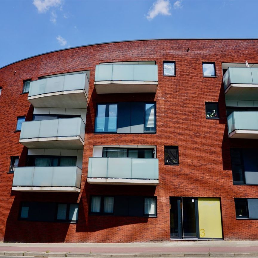 Mooi recent appartement met 2 slaapkamers, staanplaats en kelder op 3 min. van het station van Leuven. - Photo 1