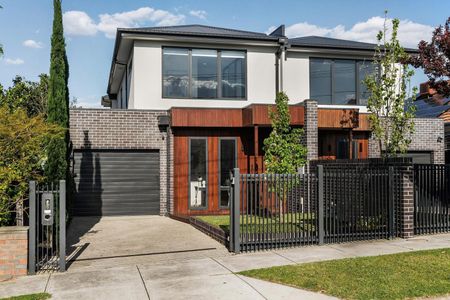 ULTRA SPACIOUS & ULTRA MODERN TOWNHOUSE - Photo 2