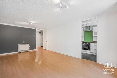 2 bedroom flat to rent - Photo 2