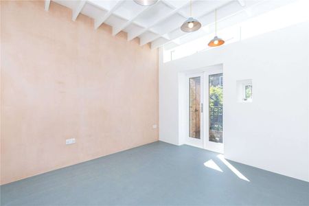 An unique and unusual two bedroom property close to Regents Canal in Islington. - Photo 2