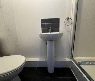 4 bedroom flat to rent - Photo 2