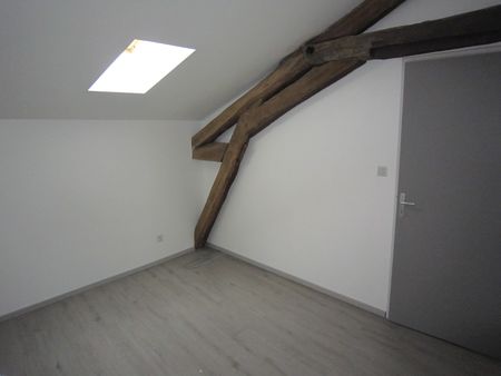 Location Appartement 4 pièces 74m² CHARLIEU 42190 - Photo 2