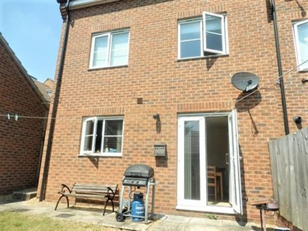 1 bedroom in a house share to rent - Photo 2