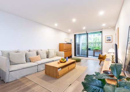 Modern Two Bedroom Apartment in Prime Location - Photo 2