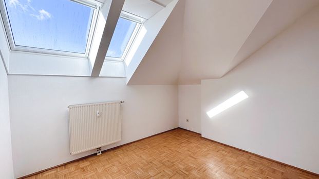 Lichtdurchflutete 3-Zimmer-Dachgeschosswohnung in ruhiger Lage - Foto 1