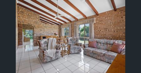 3 Bedroom Sold Brick Family Home - Photo 4