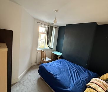 Room in a Shared Flat, Dinton Road, SW19 - Photo 4
