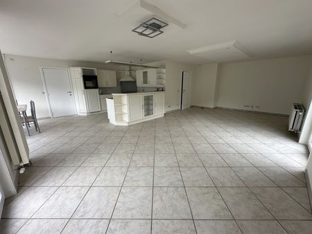 Ruime woning met 5 slaapkamers op een perceel van 7a43ca. - Foto 2