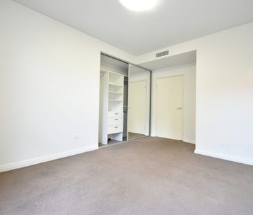 Oversized 3-Bedroom Apartment with Large Courtyard - Photo 5