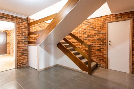 Large family home within walking distance to the water's edge - Photo 2
