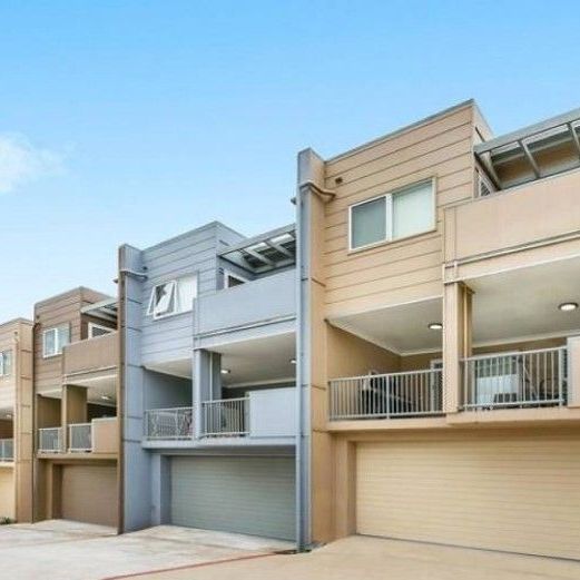 Unit 13*Spacious 3 Bedroom Townhouse * 2.5 Bathrooms * 2 c/p & Storage - Photo 1