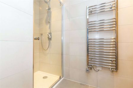 Stunning one bedroom split level apartment set within a striking church conversion in the heart of Angel. - Photo 3