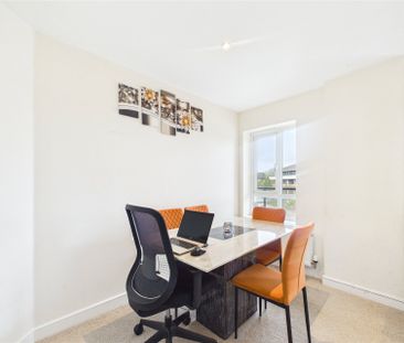 2 bedroom Flat in Fleming Place, Bracknell - Photo 2