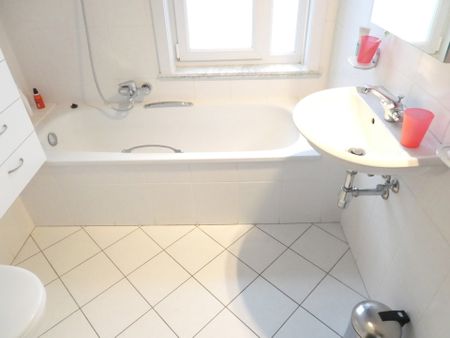 woning met 3 slpks, buro, zolder, tuin - Photo 2