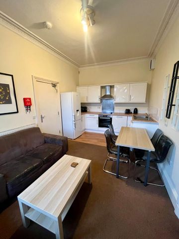 3 bedroom flat to rent - Photo 2