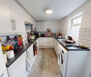 4 bedroom terraced house to rent - Photo 2