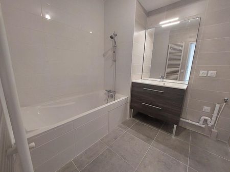 location Appartement T3 DE 62.52m² À LYON - Photo 2