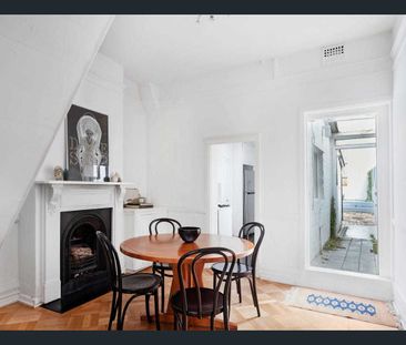 Charming Two-Bedroom Terrace in a Convenient Waterloo Location - Photo 4