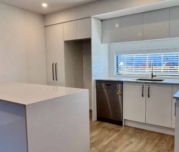 Beautiful 3 Bedroom Townhouse - Photo 3