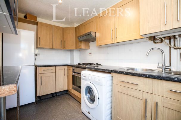 3 bedroom house to rent Glade Close, Northampton, NN3 - Photo 1