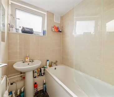 3 bedroom flat to rent - Photo 3