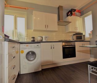 4 bedroom Flat in St Chads Drive, Leeds - Photo 3