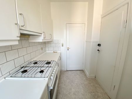 Centraltbeliggende og lys 2-værelses lejlighed med altan - Foto 2